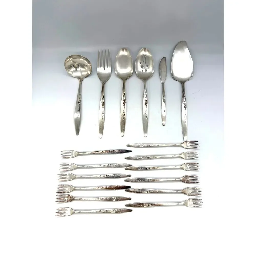 Oneida Community Silver Plate Enchantment Gentle Rose Set of 83 Pieces Flatware